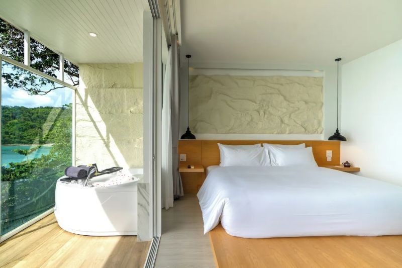 deluxe jacuzzi oceanfront