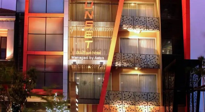 100 SUNSET BOUTIQUE