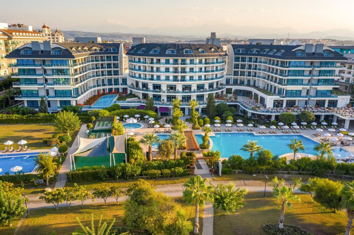 COMMODORE ELITE SUITES & SPA ADULTS ONLY 18+