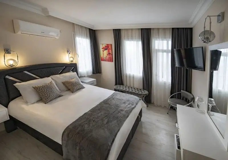 CARRINGTON SUITES HOTEL
