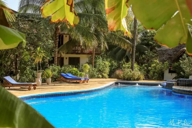 MR KAHAWA WATERFRONT SUITES