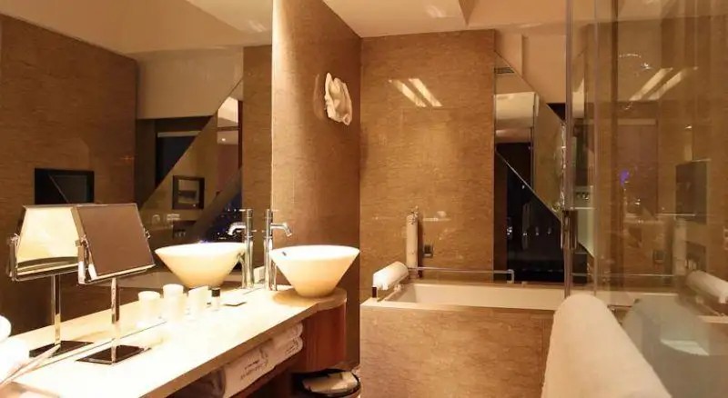 LES SUITES ORIENT BUND