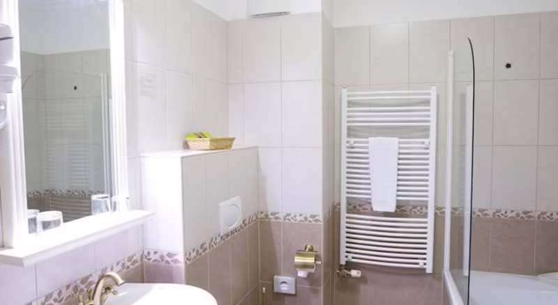 QUEENS COURT & RESIDENCE