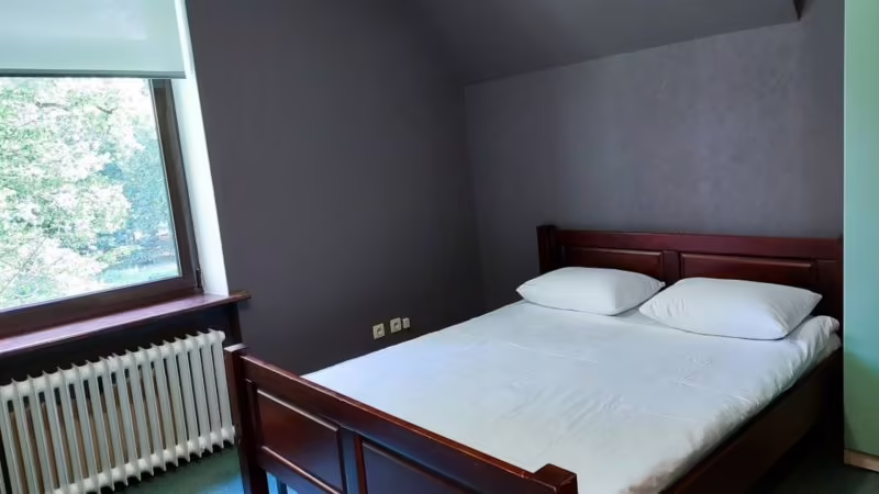 ЛУИЗА ХОСТЕЛ (EX. RAUSCHEN COURT)