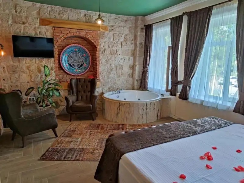 THE RED HORSE HOTEL