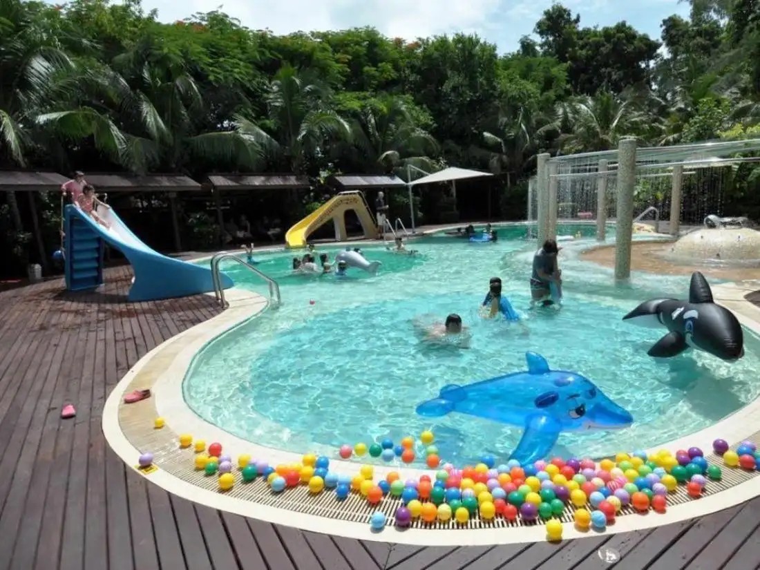 BIRDS AND BEES RESORT