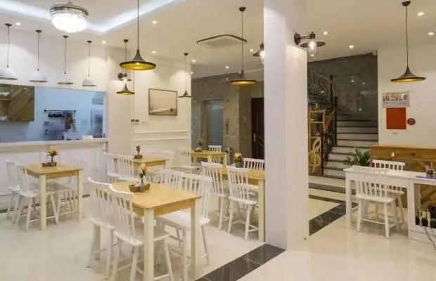 AMON DELUXE HOTEL