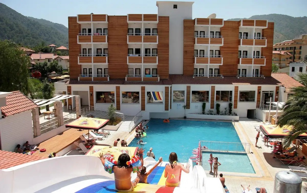 CLUB MUNAMAR BEACH RESORT