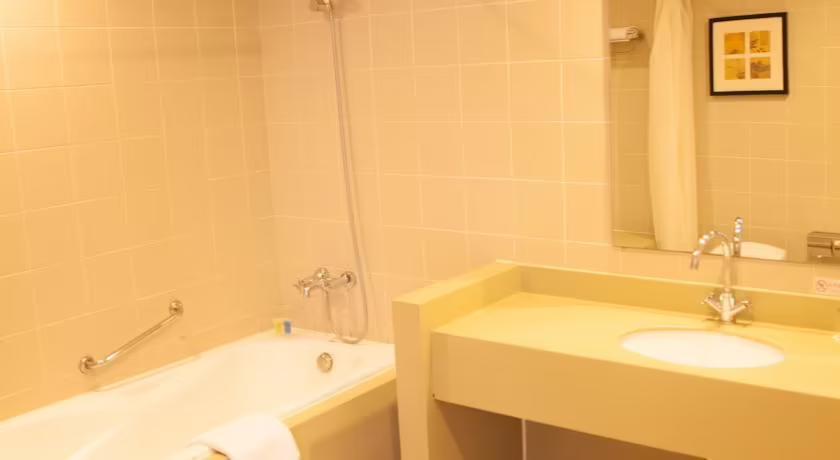 TRAVEL INN HUA QIAO