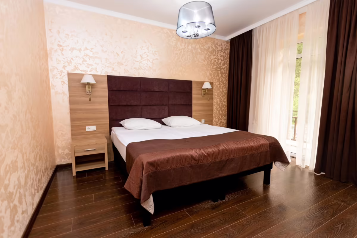 КРОКУС (CROCUS HOTEL)