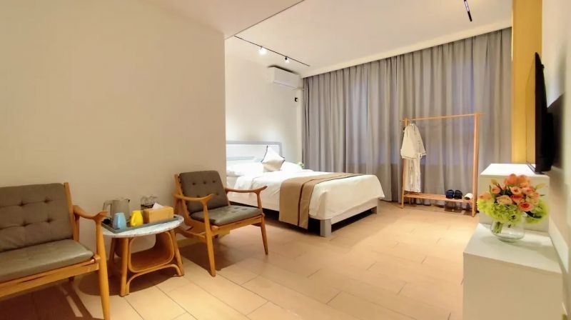 elegant twin-bed suite