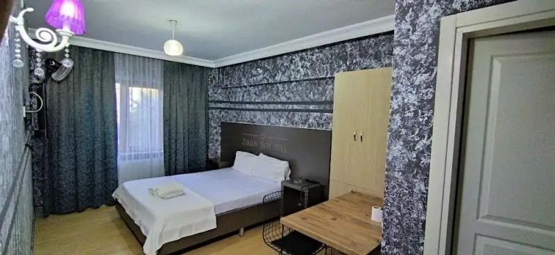 ZIRKON SUIT OTEL