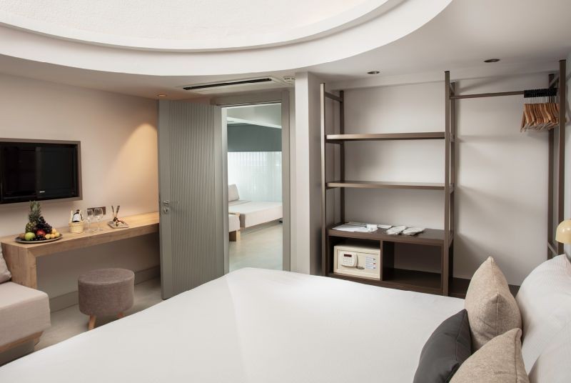 family suite land view