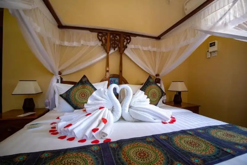 SUNNY PALMS BEACH BUNGALOWS