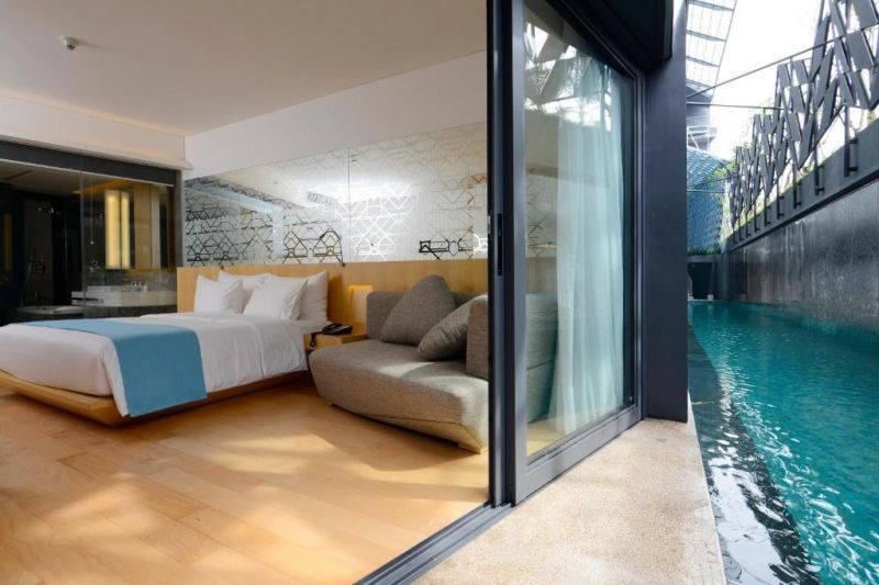 deluxe pool