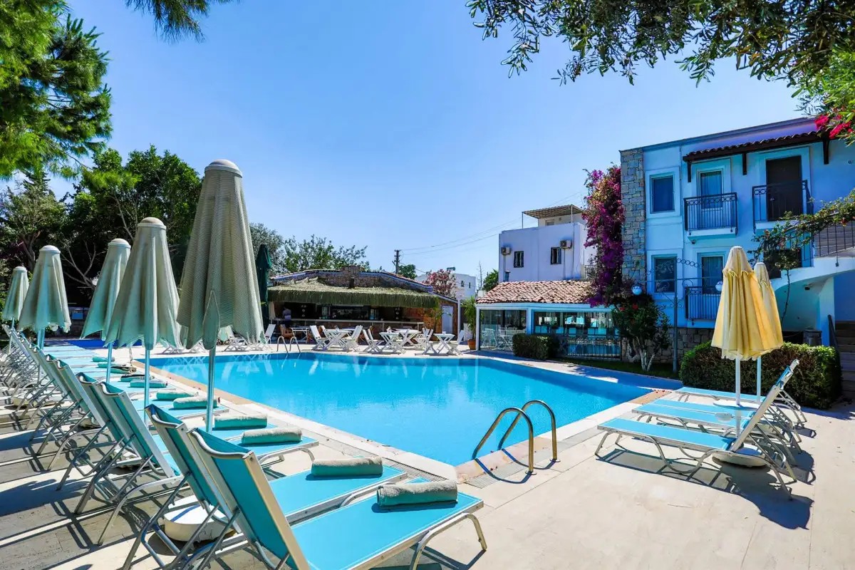 MOONSHINE HOTEL & SUITES