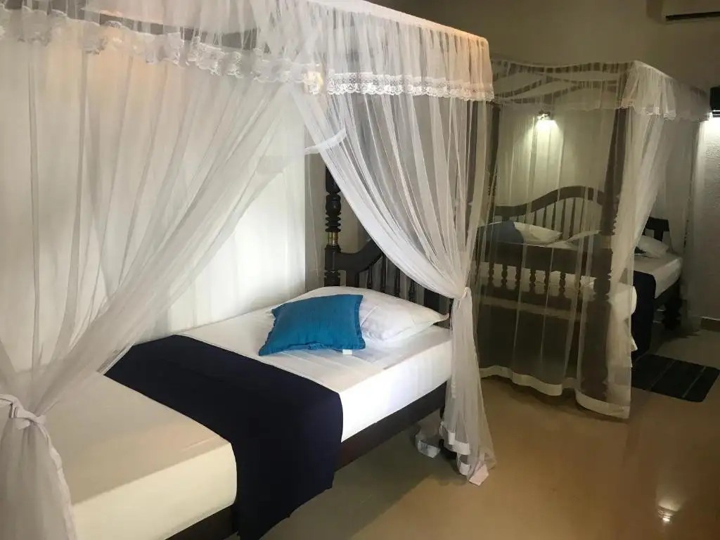 UNAWATUNA BEACH BUNGALOW
