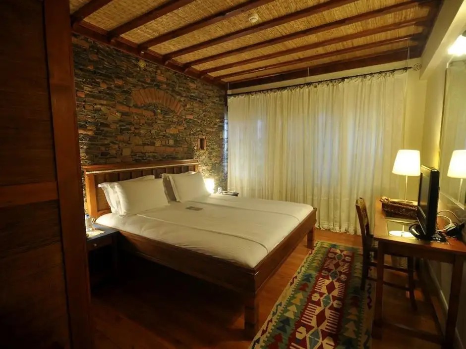 EL VINO HOTEL & SUITES