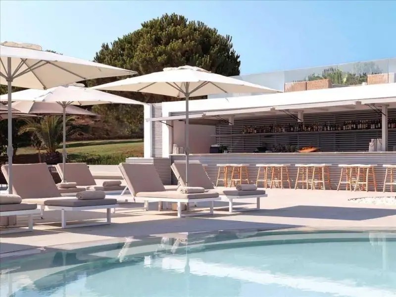 THE BAY HOTEL & SUITES