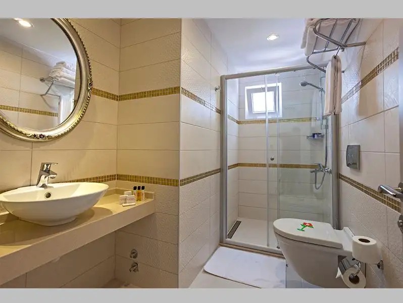 THE ROOM HOTEL & APART