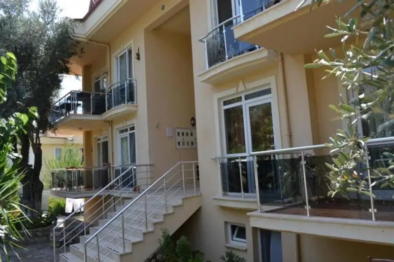 CALIFORNIA APART HOTEL