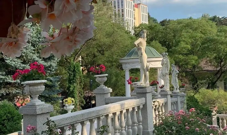 УСАДЬБА БАЛЕРИНЫ МАТИЛЬДЫ КШЕСИНСКОЙ (БЫВШ. ДАЧА БУТИК-ОТЕЛЬ)