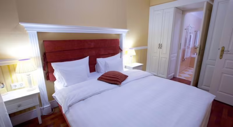 QUEENS COURT & RESIDENCE