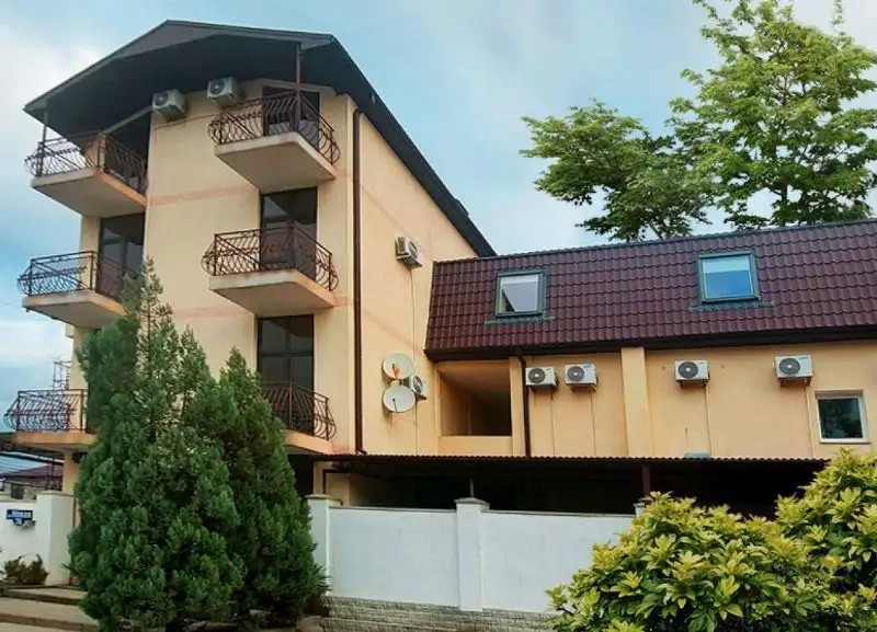 BRIZ HOTEL (БРИЗ ФЭМИЛИ ХОТЕЛ)