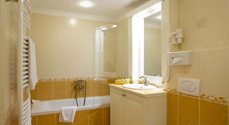 QUEENS COURT & RESIDENCE