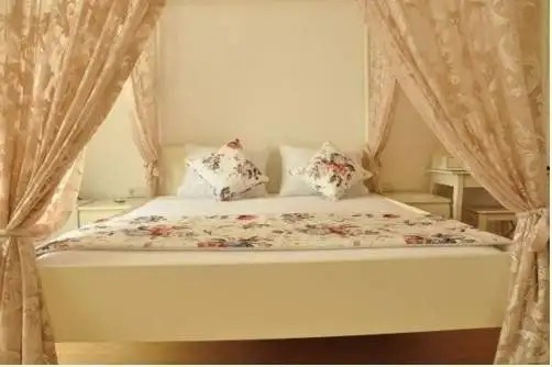 KEMERLIHAN DELUXE HOTEL