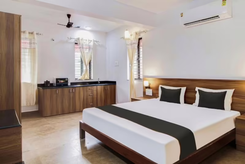 HOLIDAY SUITES