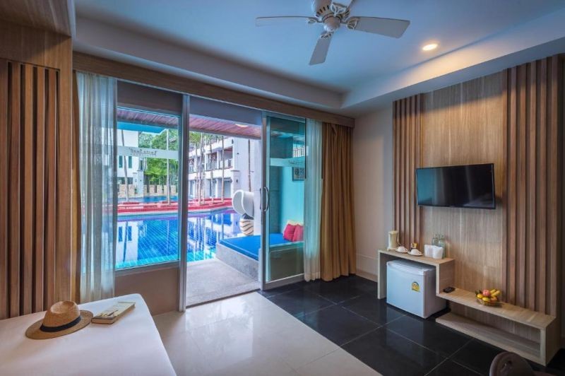 deluxe pool access