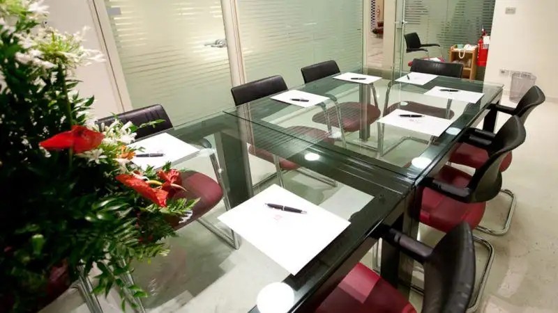 BREAKING BUSINESS HOTEL