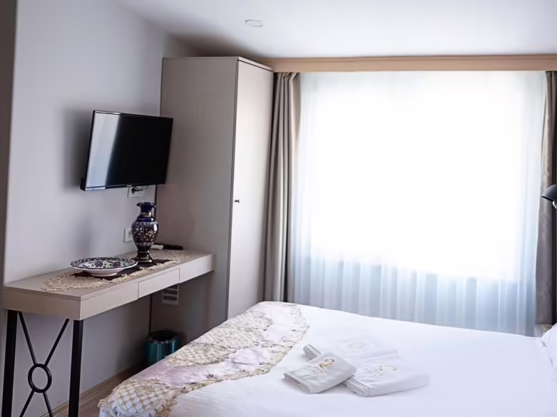 THE LOLA HOTEL