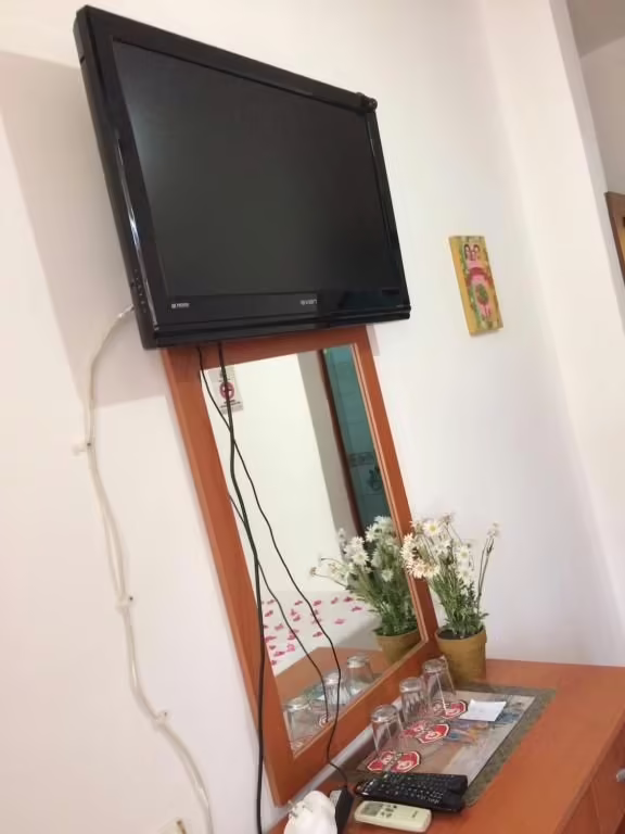 EL LATINO HOTEL