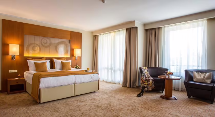 LANDMARK CREEK HOTEL