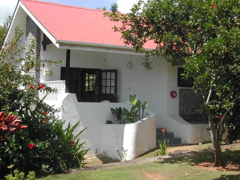 DANIELLAS BUNGALOWS