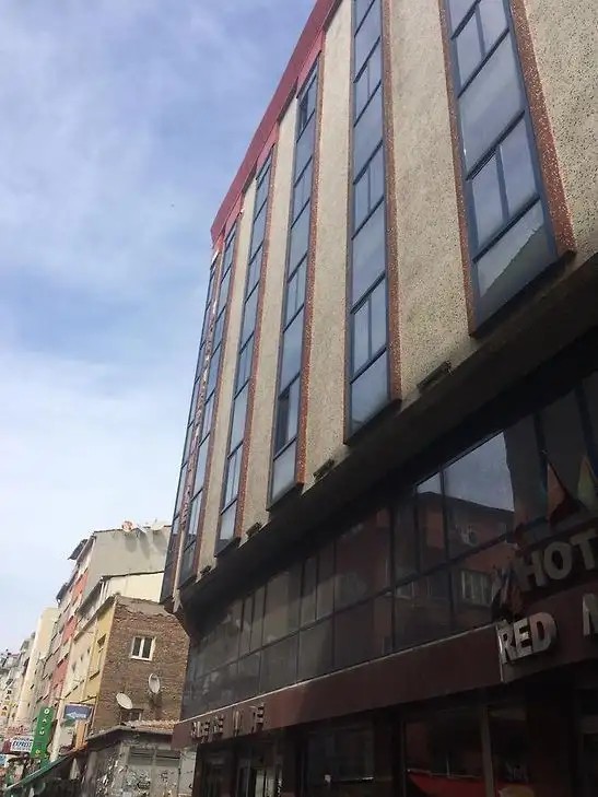 RED WHITE HOTEL