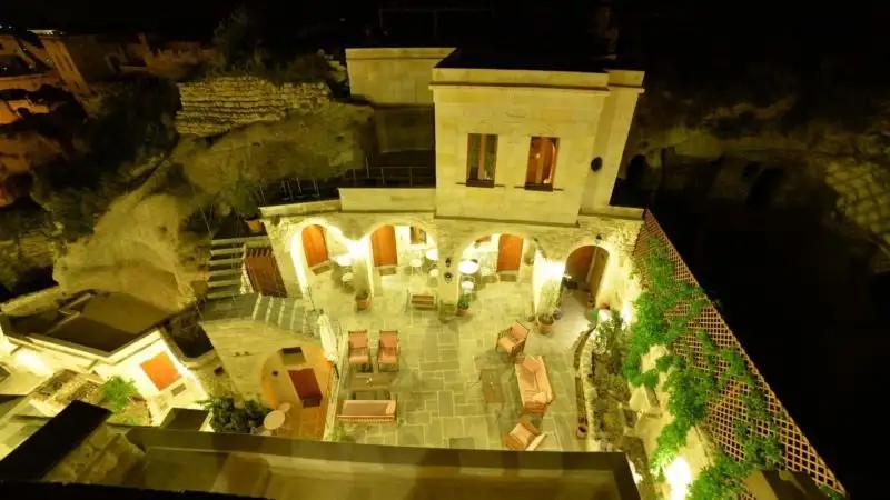 CANYON CAVE HOTEL