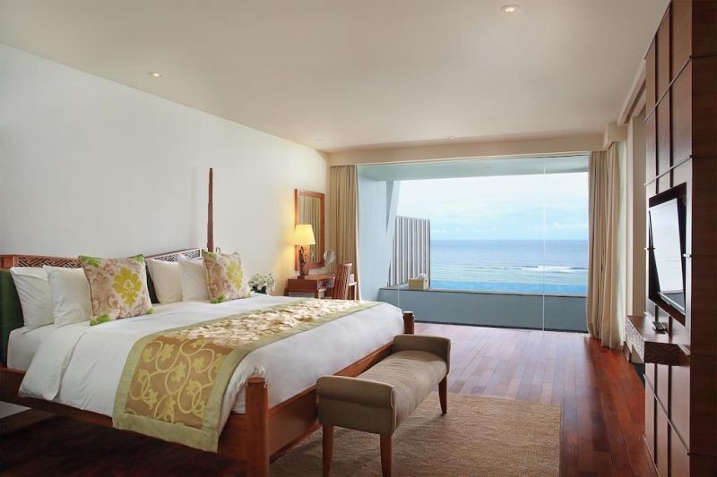 ocean front pool suite