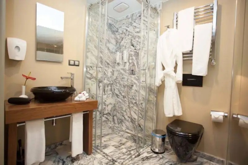 JULIET ROOMS & KITCHEN