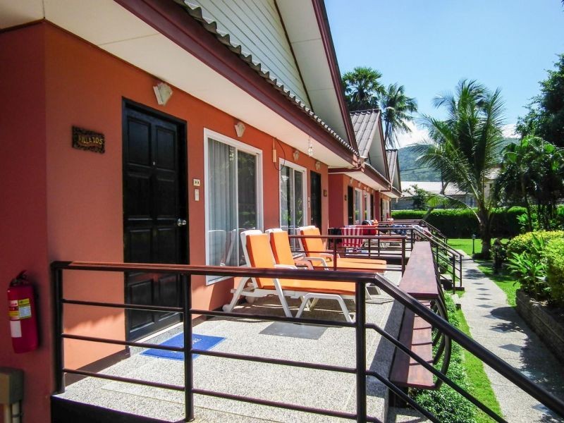 deluxe poolside villa 