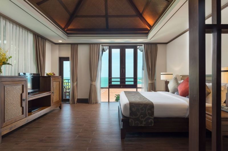 deluxe hillside sea view