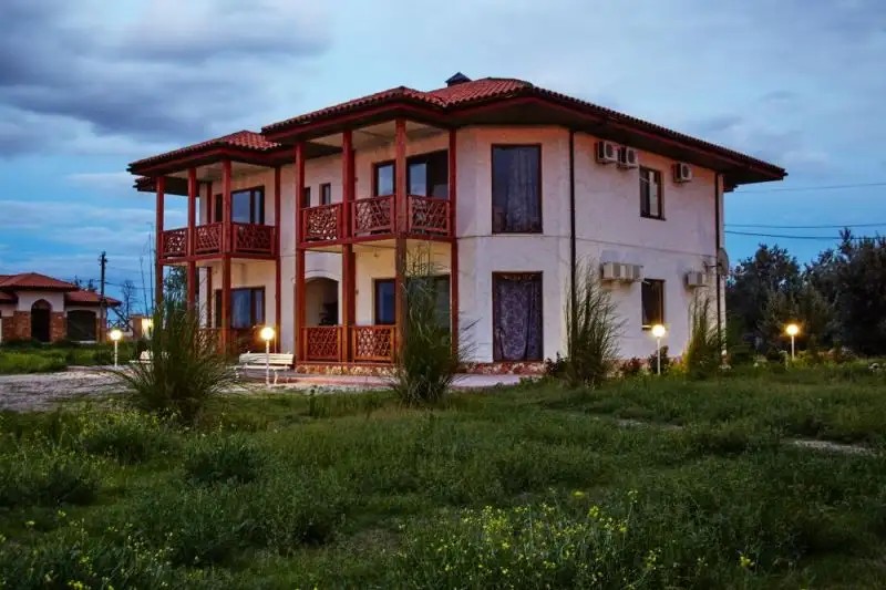 КАРАВАН-САРАЙ МЕЖВОДНОЕ