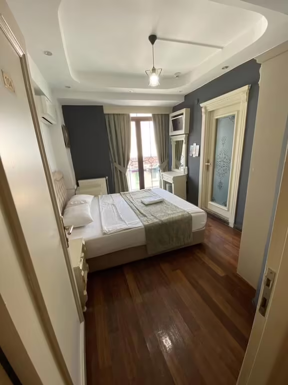LA PETITE MAISON HOTEL