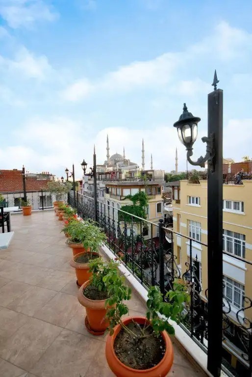 SIDE HOTEL