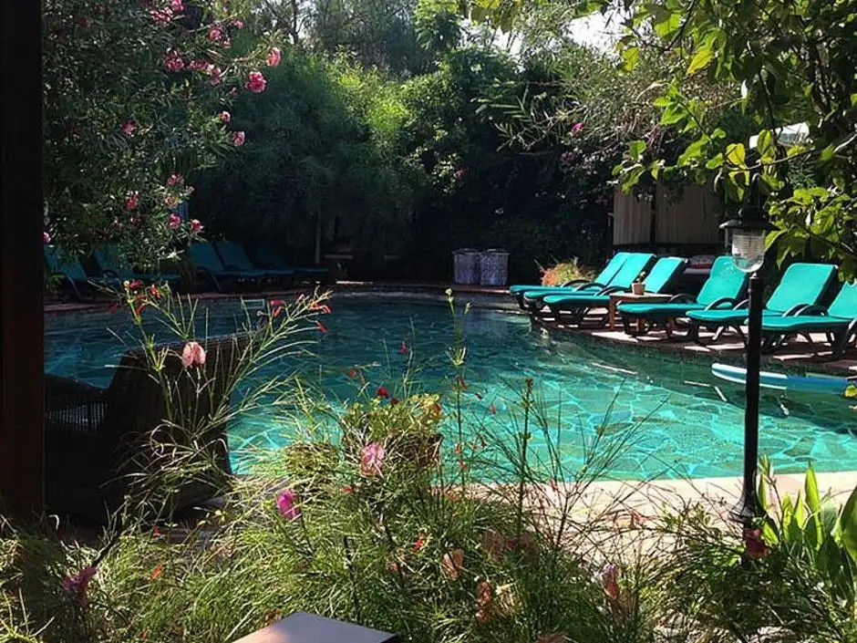 EL VINO HOTEL & SUITES