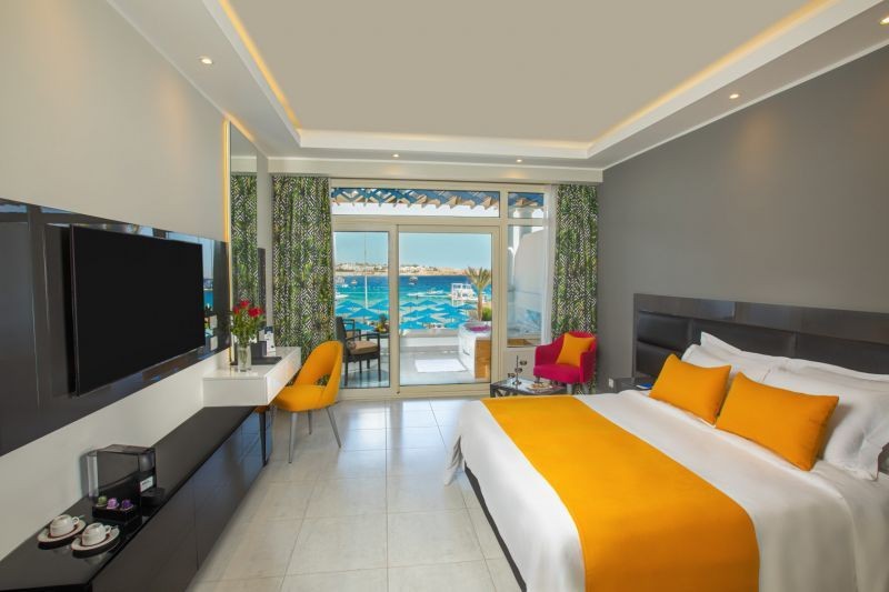 deluxe jacuzzi beach front