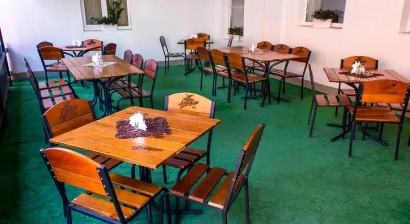 МОЛОДЕЖНАЯ