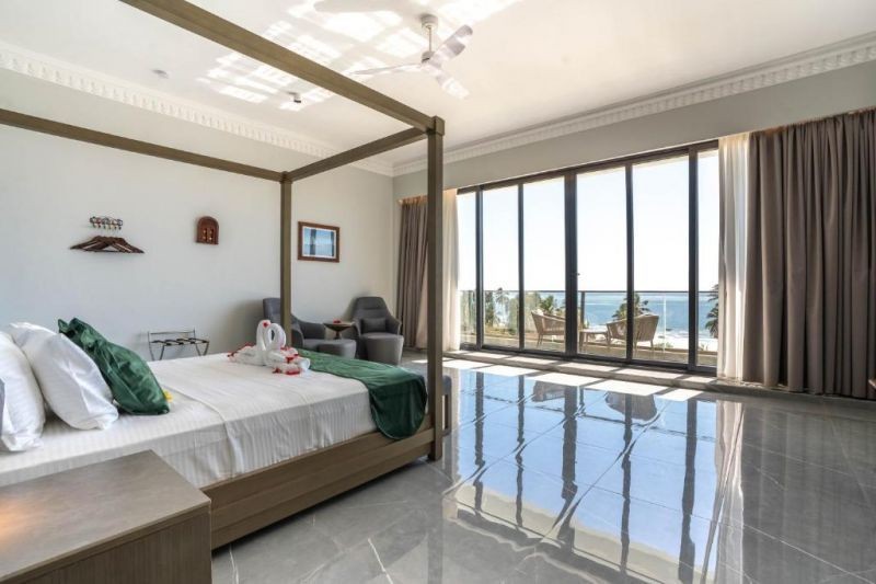 suite with balcony pool & sea view